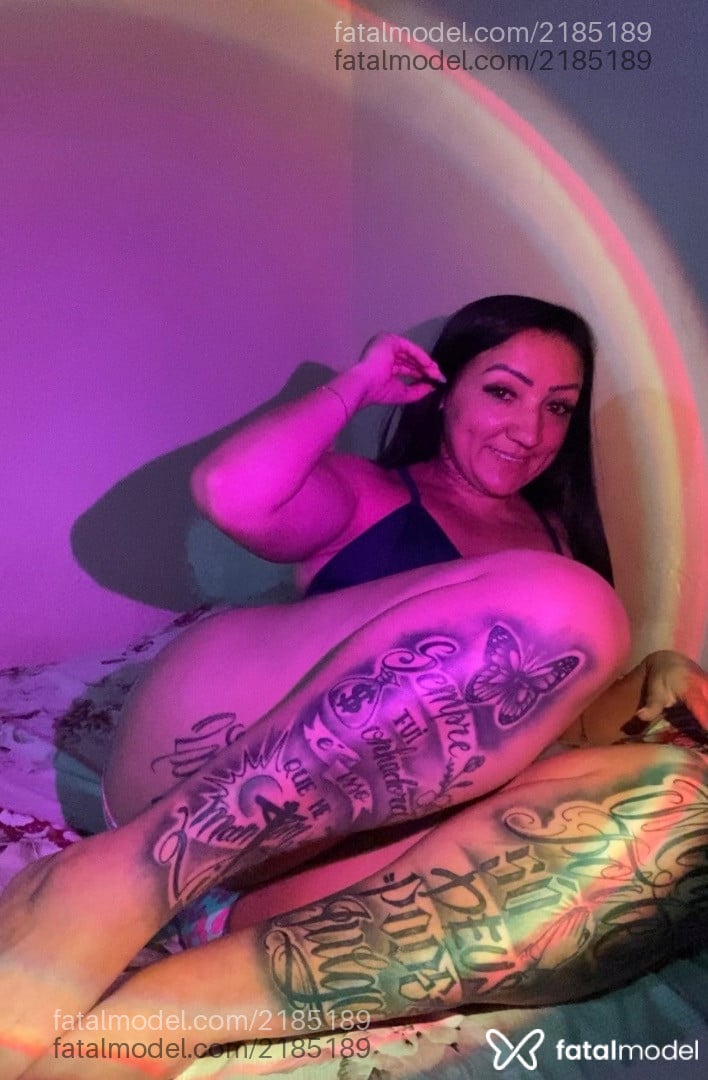 Acompanhante mulher com cabelo colorido de olhos castanhos - Ah Cabulozinha