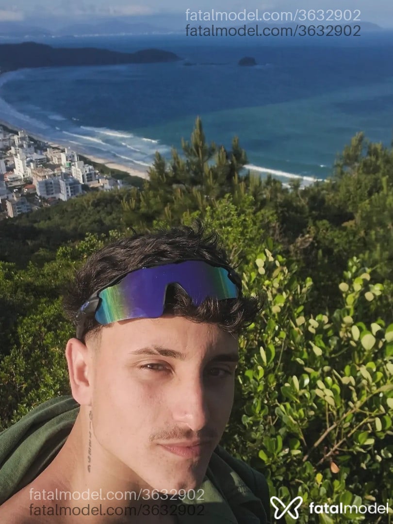 Acompanhante homem com cabelo castanho de olhos mel - Ribeiro