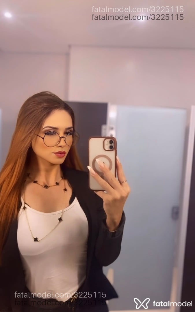 Acompanhante mulher trans ruiva (o) de olhos verdes - Hemily Parker