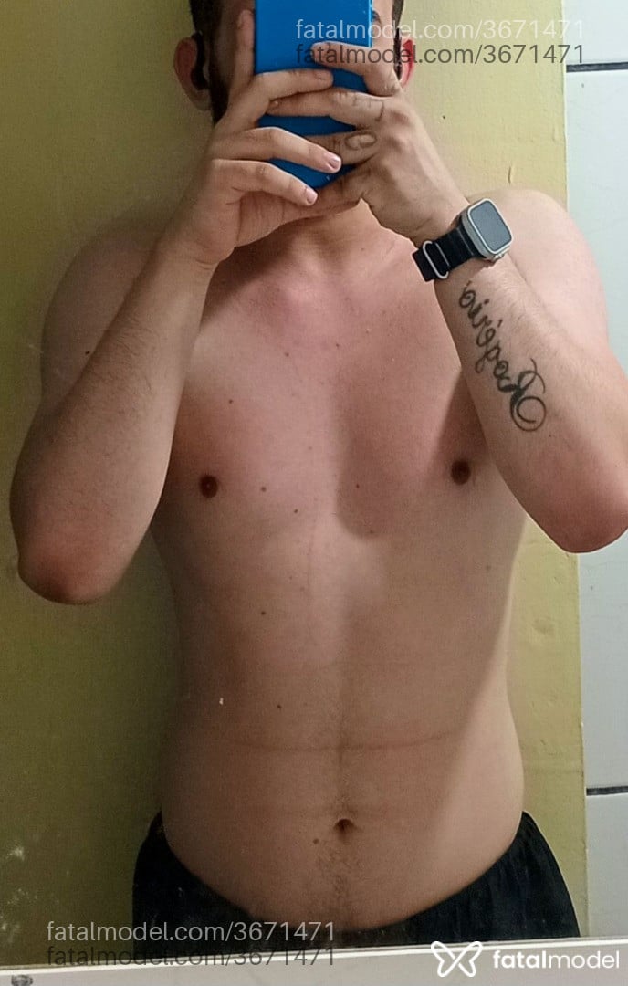 Acompanhante homem com cabelo castanho de olhos pretos - Chapeleiro
