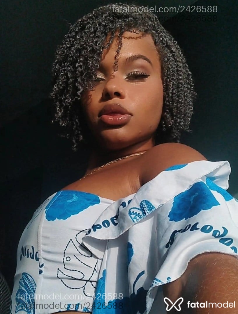 Acompanhante mulher trans com cabelo castanho de olhos castanhos - Morena