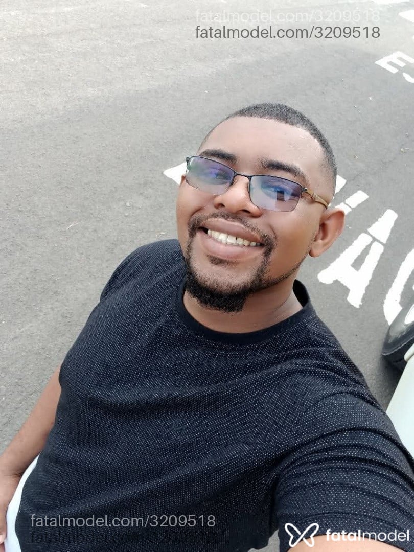 Acompanhante homem morena (o) de olhos pretos - Preto