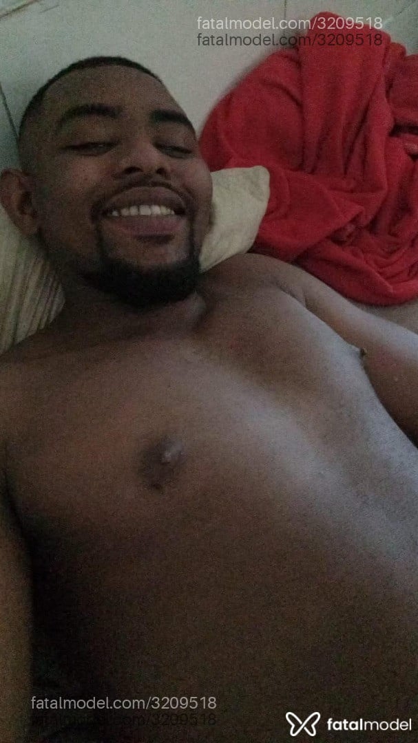 Acompanhante homem morena (o) de olhos pretos - Preto