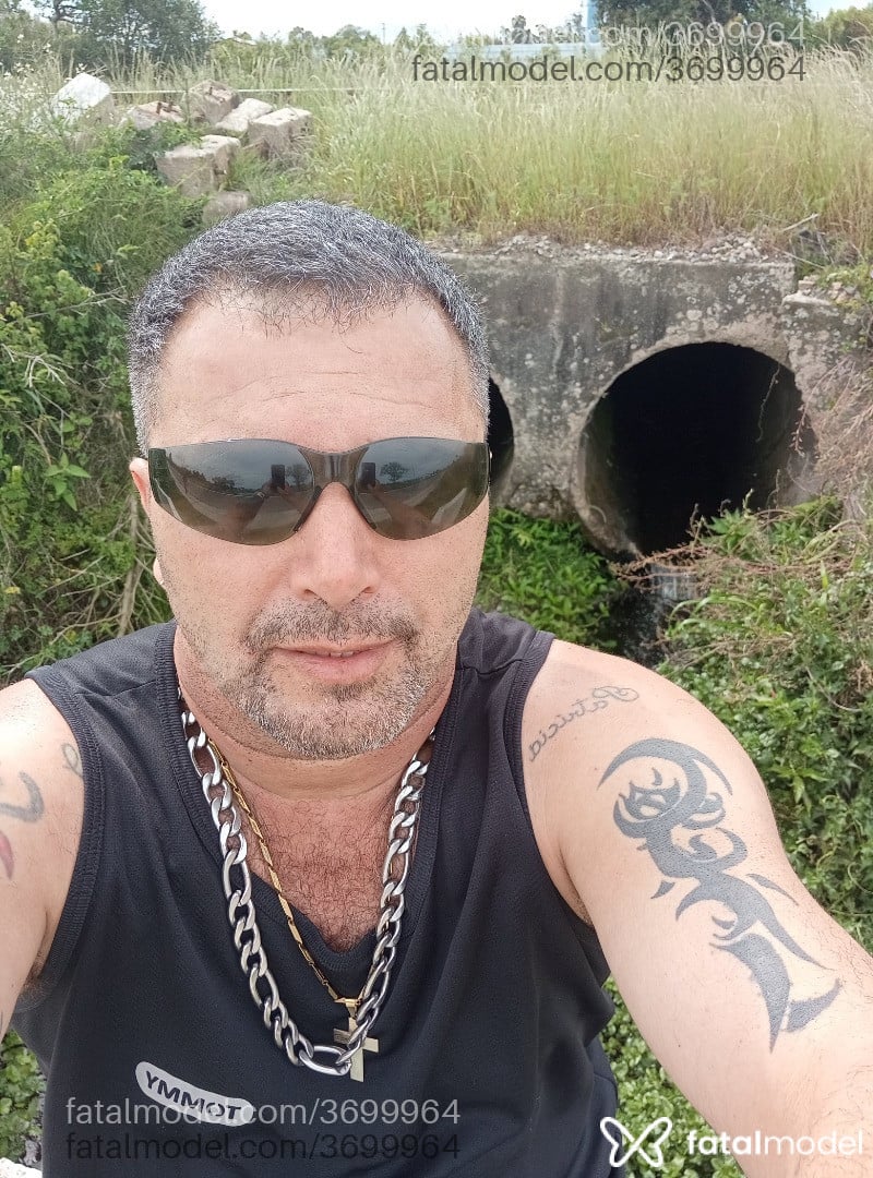 Acompanhante homem com cabelo grisalho de olhos verdes - Pq gondran Gerônim