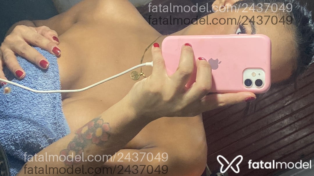 Acompanhante mulher trans com cabelo castanho de olhos castanhos - Alana