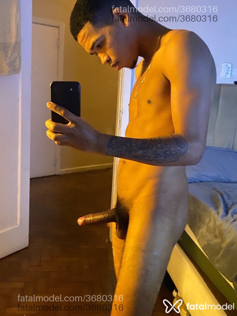 Acompanhante homem com cabelo castanho de olhos pretos - Jeanzinho