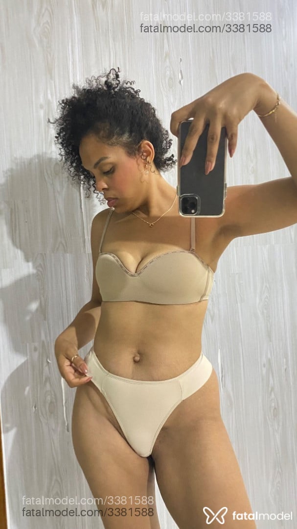 Acompanhante mulher com cabelo castanho de olhos castanhos - Preta