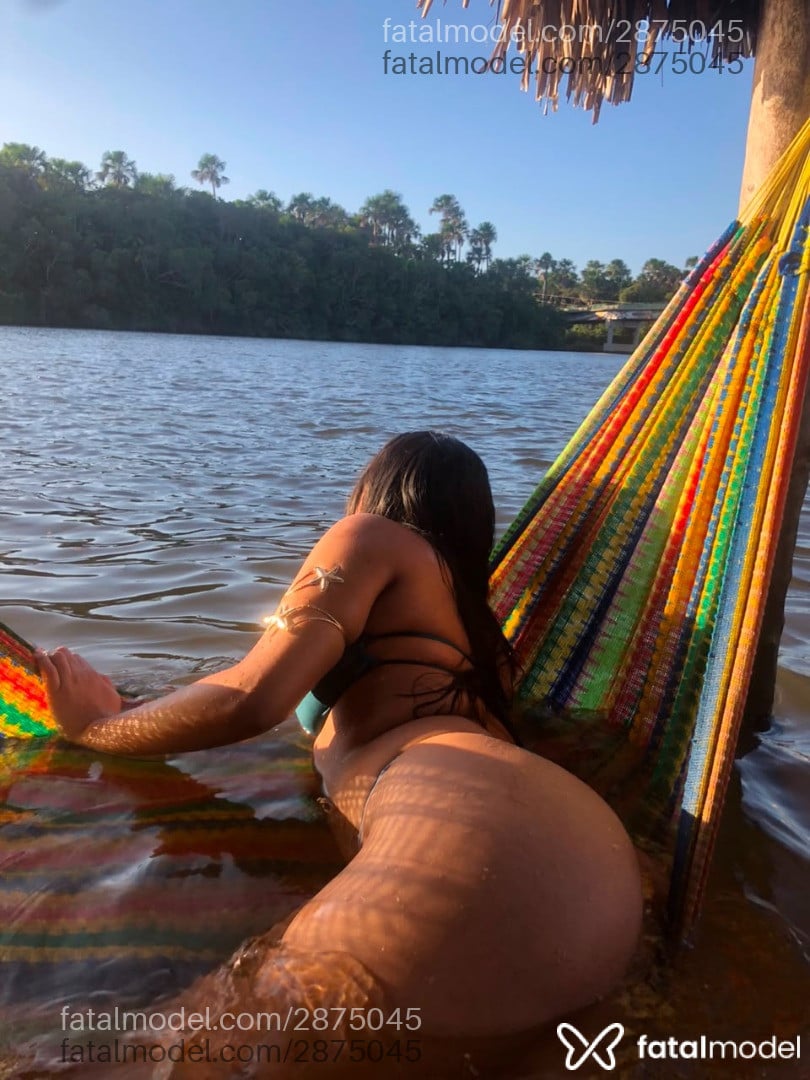 Acompanhante mulher morena (o) de olhos pretos - Camila