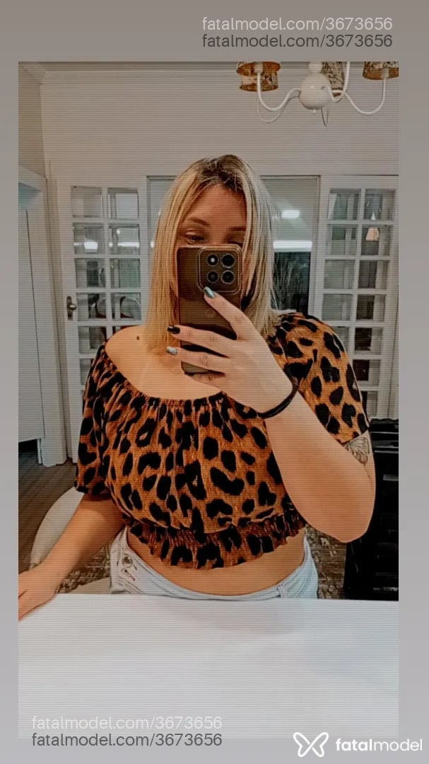 Acompanhante mulher loira (o) de olhos castanhos - Carol
