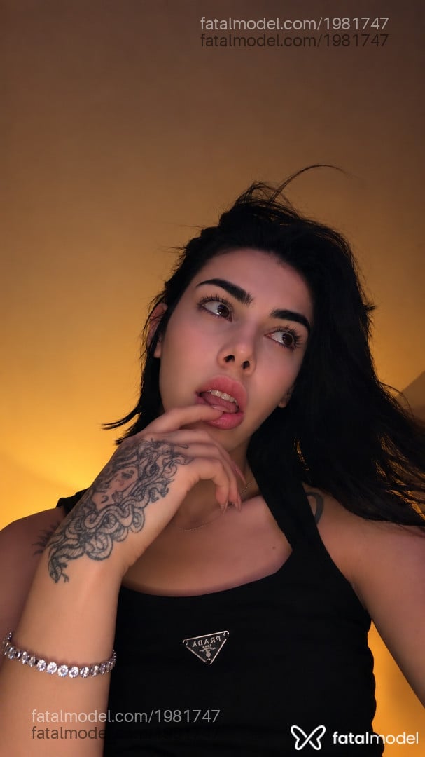 Acompanhante mulher trans com cabelo castanho de olhos castanhos - Helloysa Prado