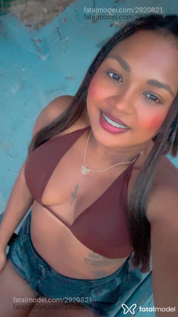 Acompanhante mulher morena (o) de olhos pretos - Morena
