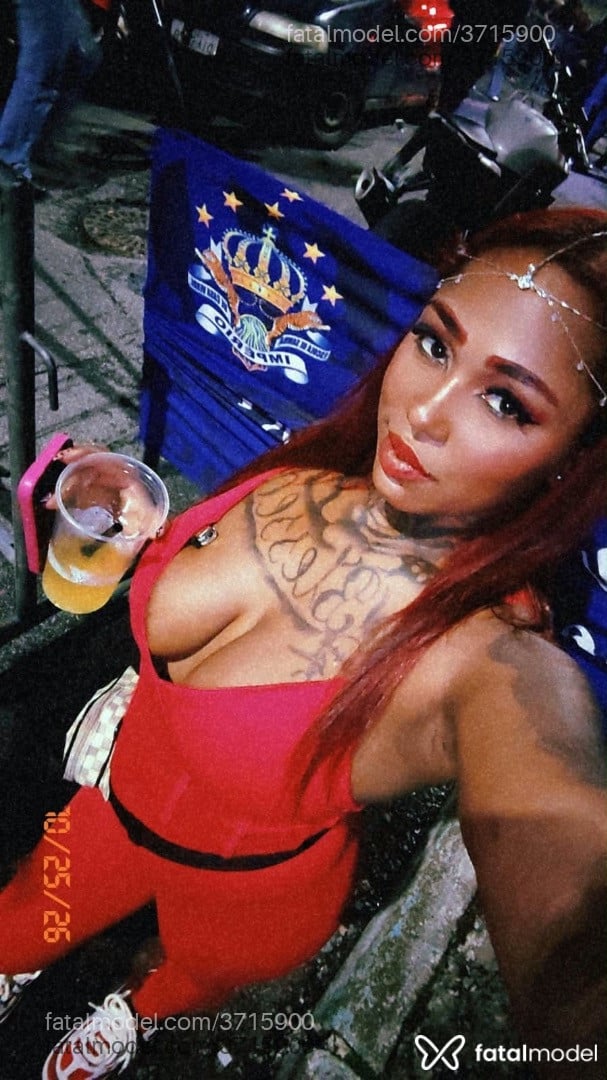 Acompanhante mulher ruiva (o) de olhos castanhos - Pretarara