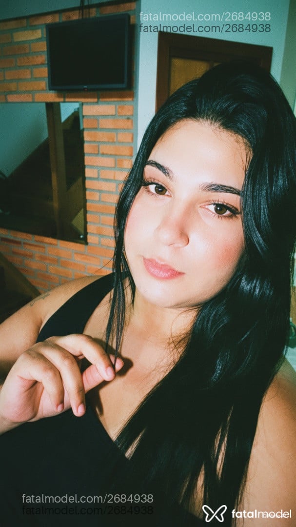 Acompanhante mulher trans com cabelo castanho de olhos castanhos - Madu Vascon