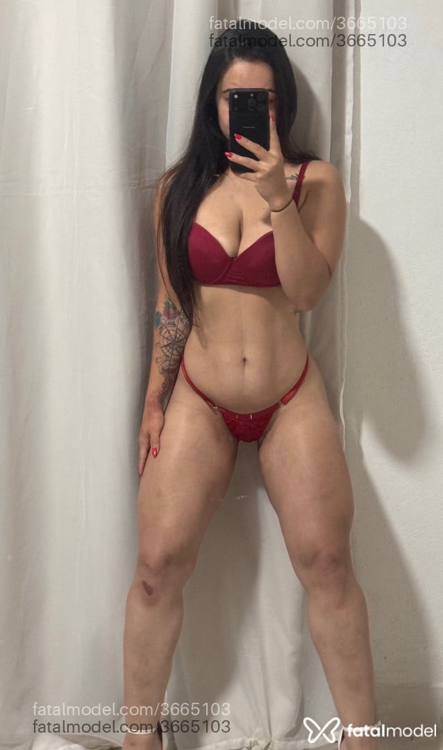 Acompanhante mulher com cabelo castanho de olhos mel - Luanna Praddo