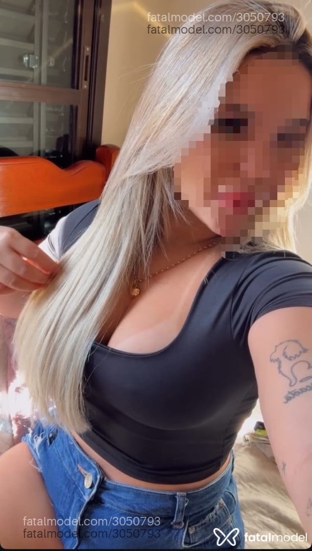 Acompanhante mulher loira (o) de olhos castanhos - Larah