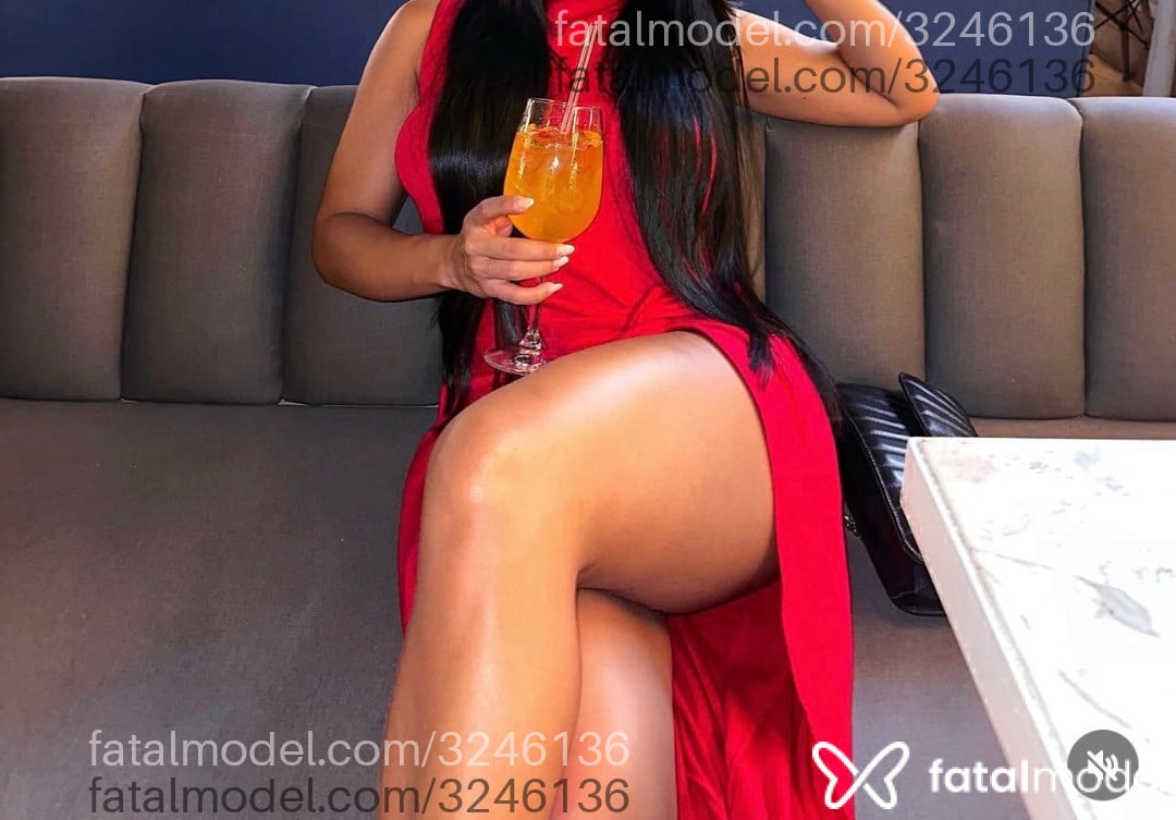 Acompanhante mulher morena (o) de olhos pretos - Karolina