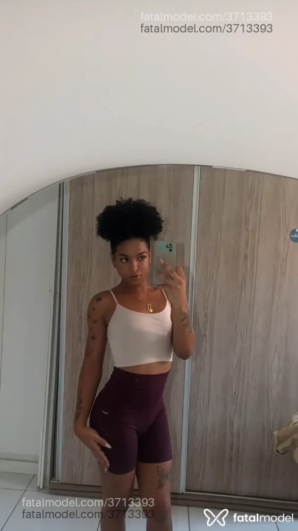 Acompanhante mulher trans morena (o) de olhos pretos - Lyssandra