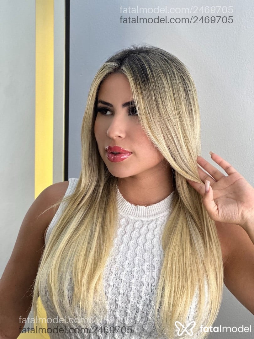 Acompanhante mulher loira (o) de olhos pretos - Livia