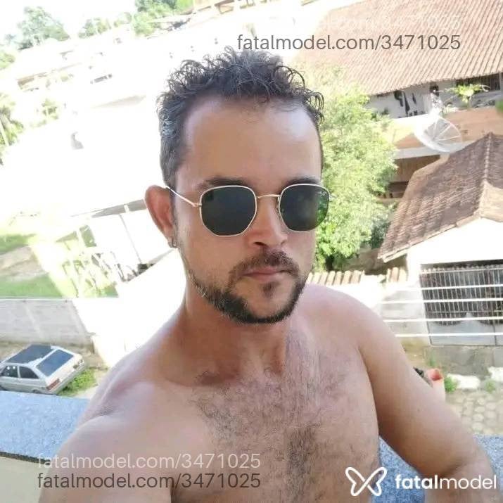 Acompanhante homem com cabelo castanho de olhos castanhos - Eduardo
