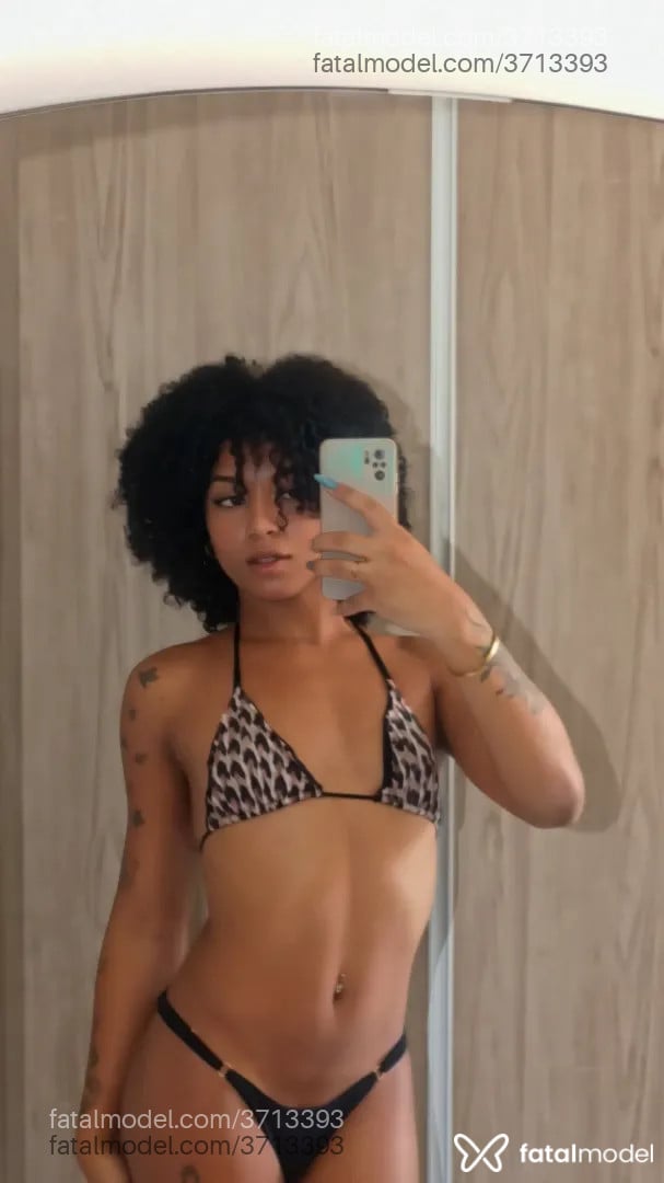 Acompanhante mulher trans morena (o) de olhos pretos - Lyssandra
