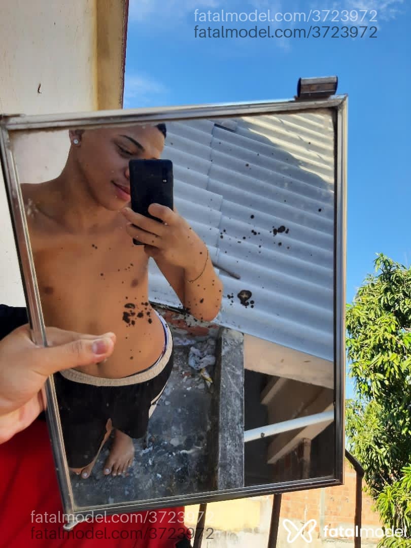 Acompanhante não-binário com cabelo castanho de olhos castanhos - Stella