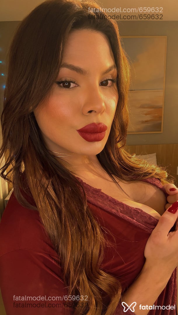 Acompanhante mulher trans com cabelo colorido de olhos castanhos - Fernanda Nakamura