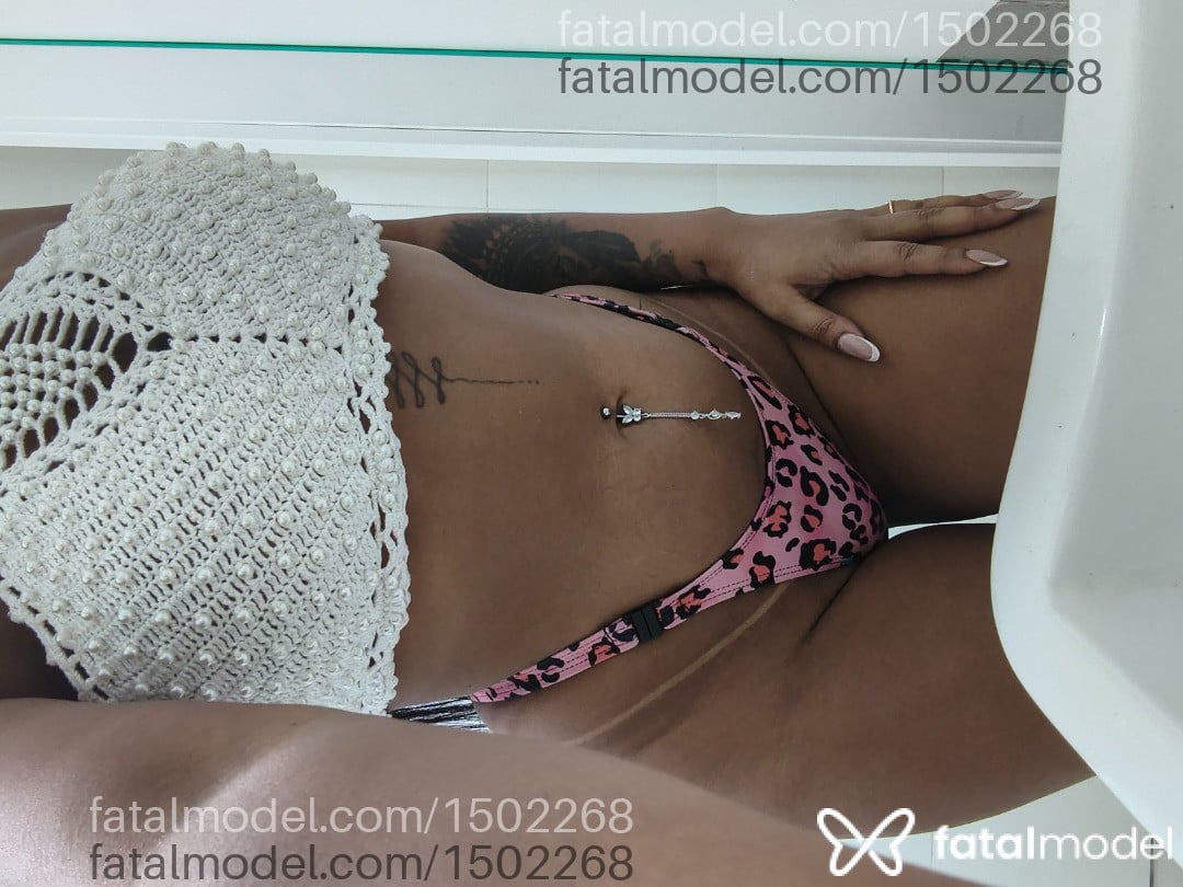 Acompanhante mulher morena (o) de olhos pretos - Izza
