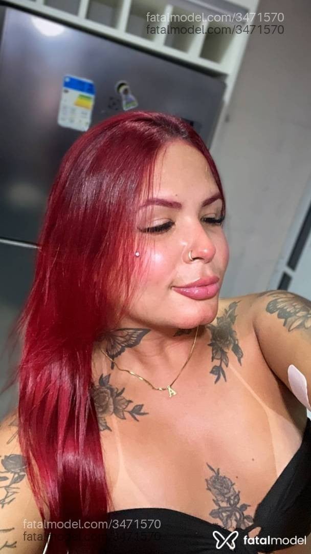 Acompanhante mulher trans ruiva (o) de olhos pretos - Tiffany