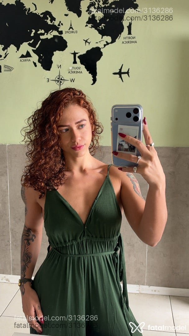 Acompanhante mulher com cabelo castanho de olhos verdes - Miaastrix