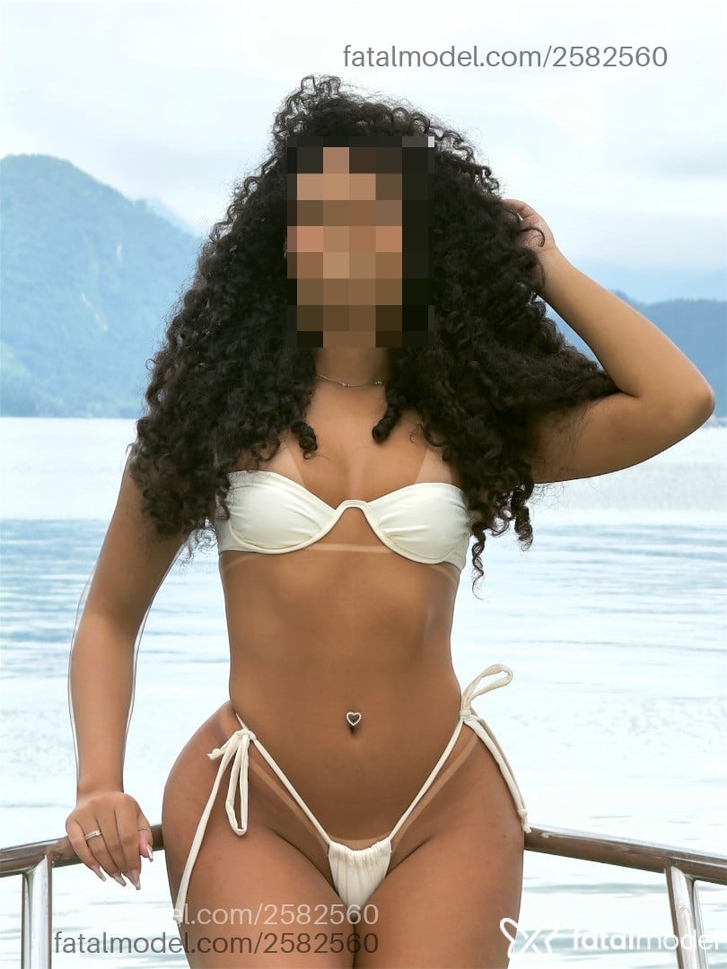 Acompanhante mulher morena (o) de olhos pretos - Larissa