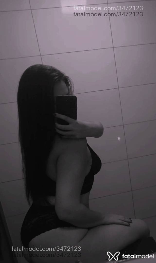 Acompanhante mulher com cabelo castanho de olhos verdes - Lara Trajano