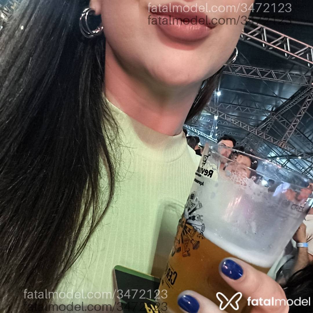 Acompanhante mulher com cabelo castanho de olhos verdes - Lara Trajano