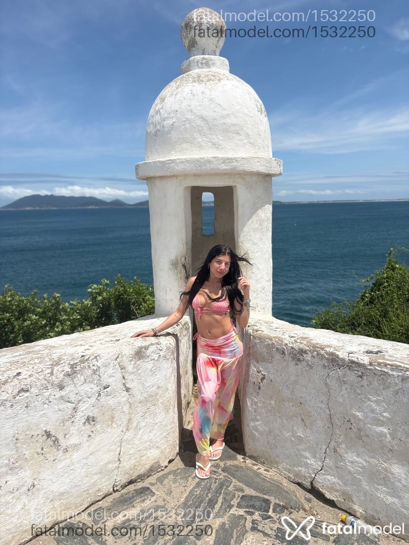 Acompanhante mulher loira (o) de olhos verdes - Clara