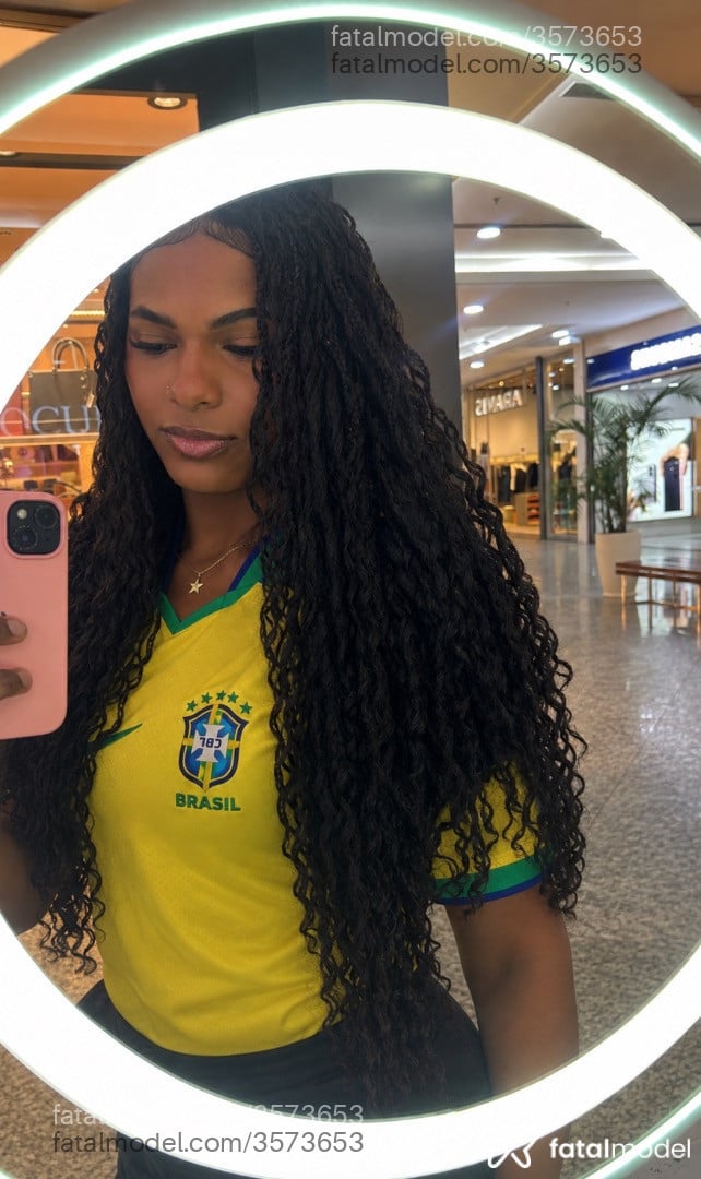 Acompanhante mulher trans morena (o) de olhos pretos - Moana Valentina