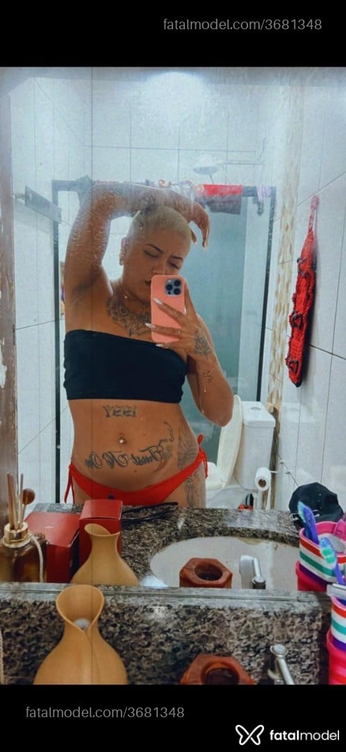 Acompanhante mulher loira (o) de olhos castanhos - Nicole