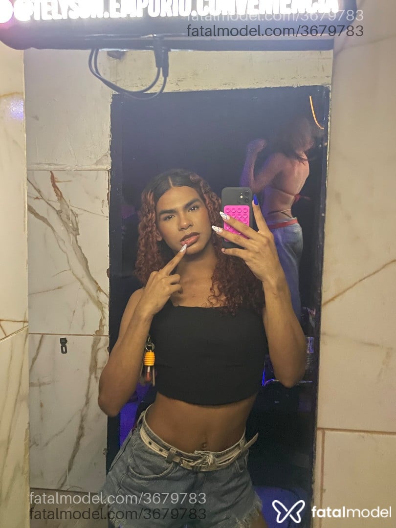 Acompanhante mulher trans ruiva (o) de olhos castanhos - Lavine Gabriely