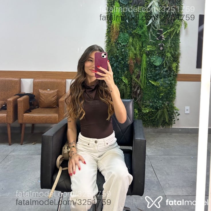 Acompanhante mulher com cabelo castanho de olhos castanhos - Mavie
