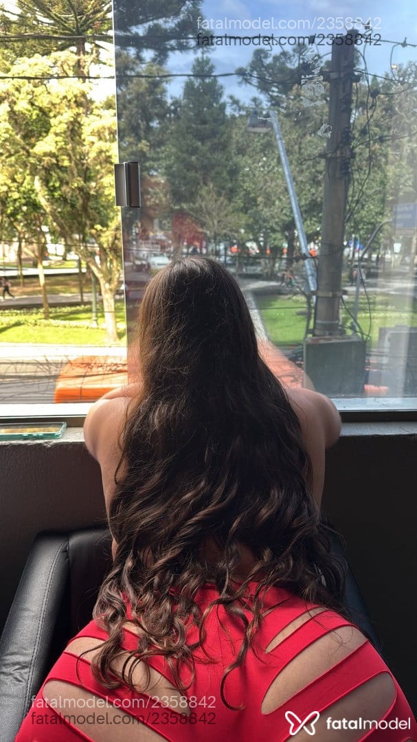 Acompanhante mulher com cabelo castanho de olhos mel - Isis Ferraz