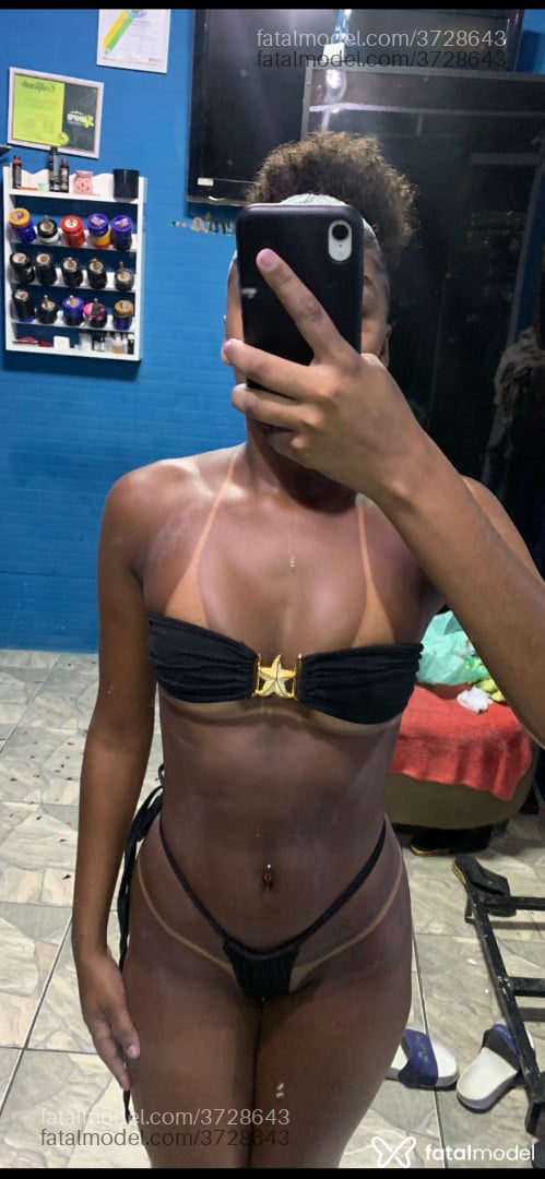 Acompanhante mulher morena (o) de olhos castanhos - Rihanna