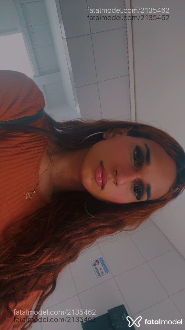 Acompanhante mulher trans ruiva (o) de olhos castanhos - Maria