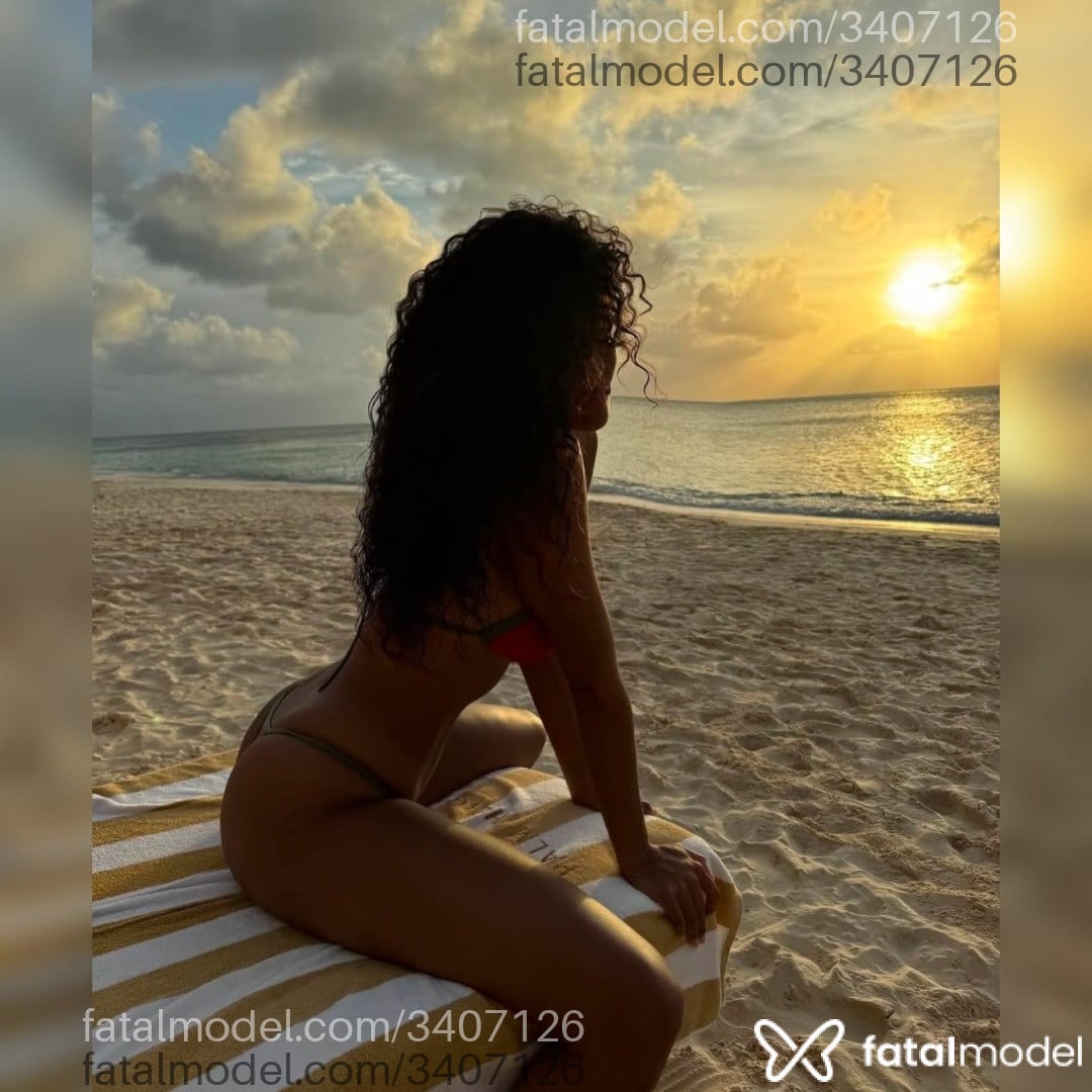 Acompanhante mulher morena (o) de olhos verdes - Mia