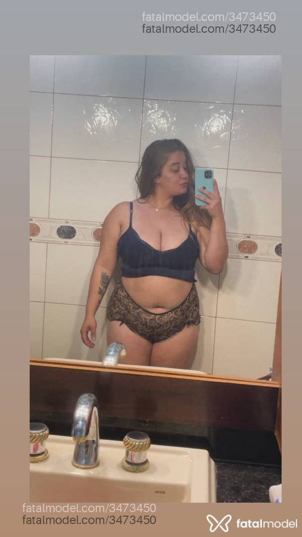 Acompanhante mulher loira (o) de olhos castanhos - Larah