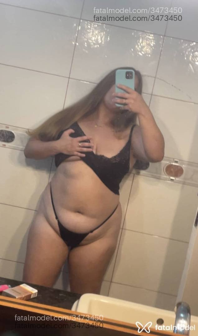 Acompanhante mulher loira (o) de olhos castanhos - Larah