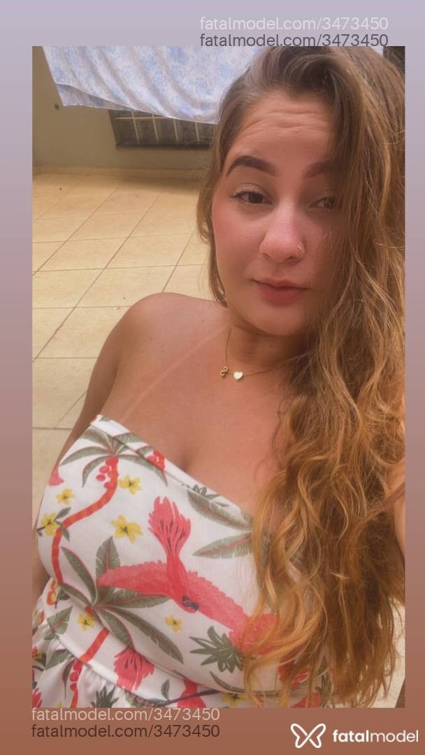 Acompanhante mulher loira (o) de olhos castanhos - Larah