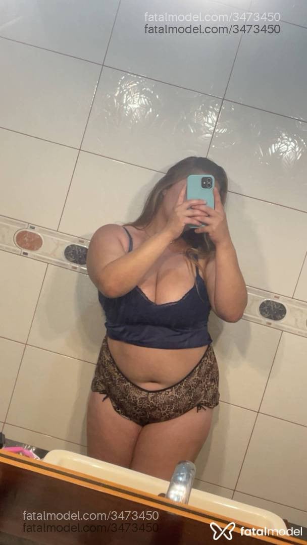 Acompanhante mulher loira (o) de olhos castanhos - Larah