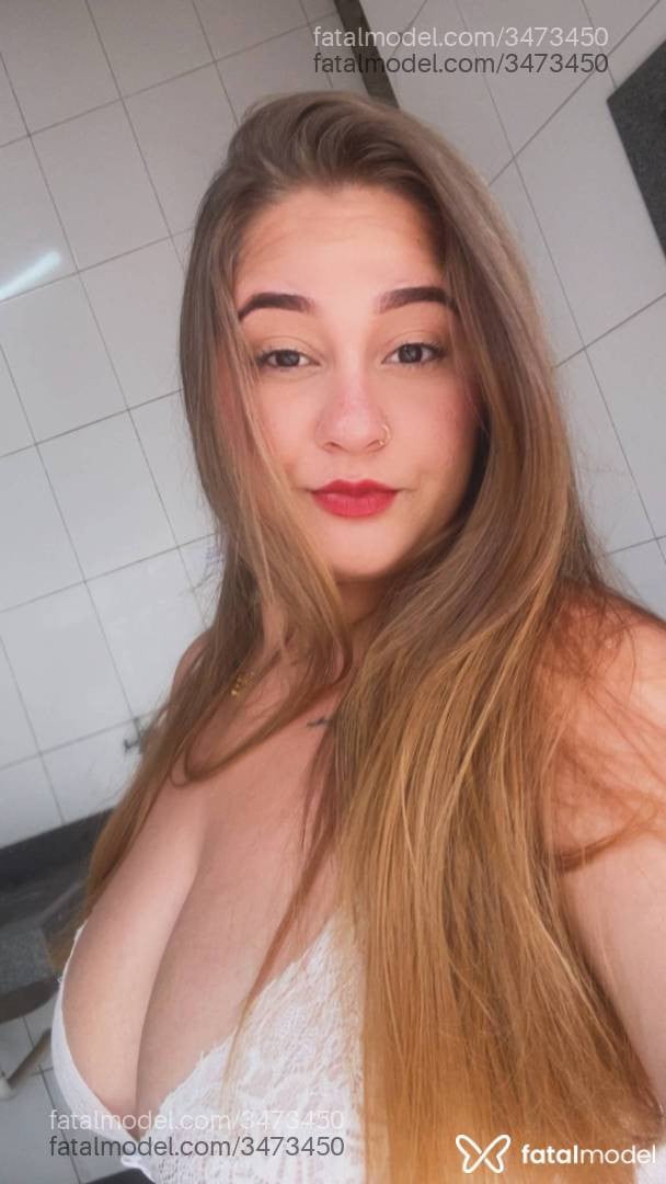 Acompanhante mulher loira (o) de olhos castanhos - Larah