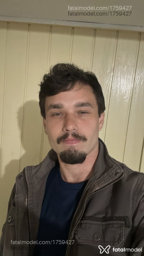 Acompanhante homem com cabelo castanho de olhos mel - Heitor