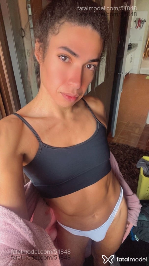 Acompanhante mulher trans com cabelo castanho de olhos castanhos - Stella Duarte