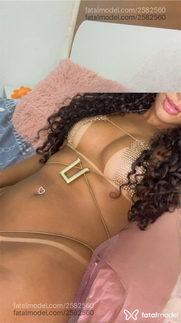 Acompanhante mulher morena (o) de olhos pretos - Larissa