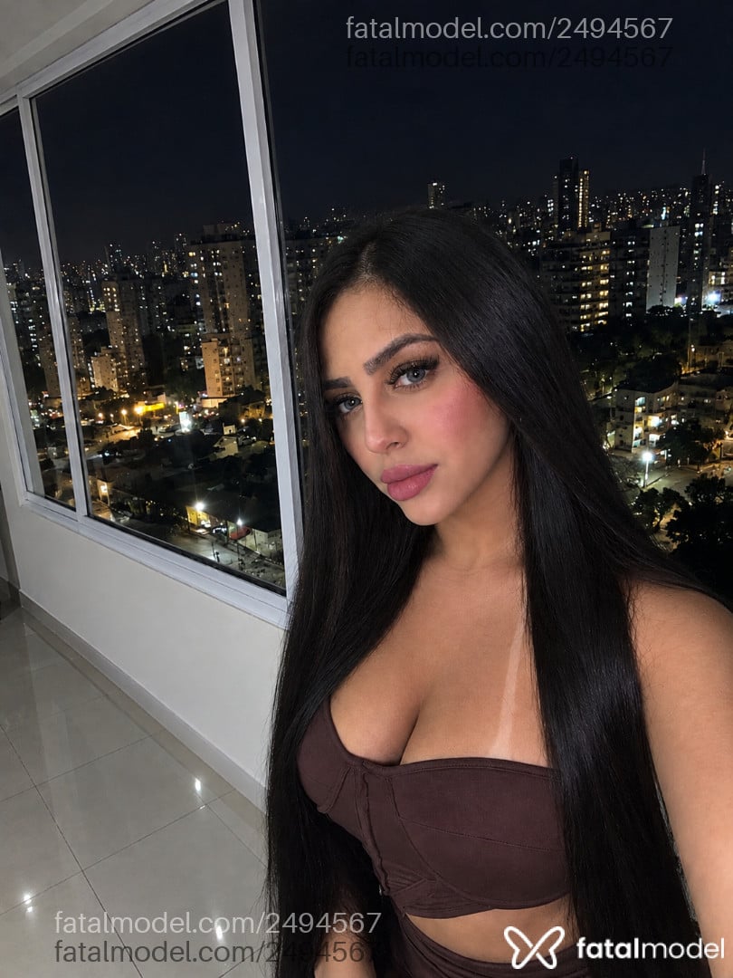 Acompanhante mulher morena (o) de olhos pretos - Ah Silva